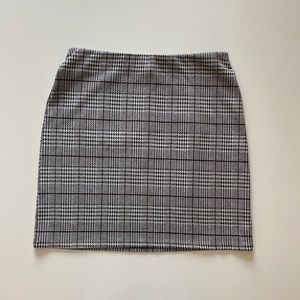 H&M divided plaid houndstooth skirt size medium